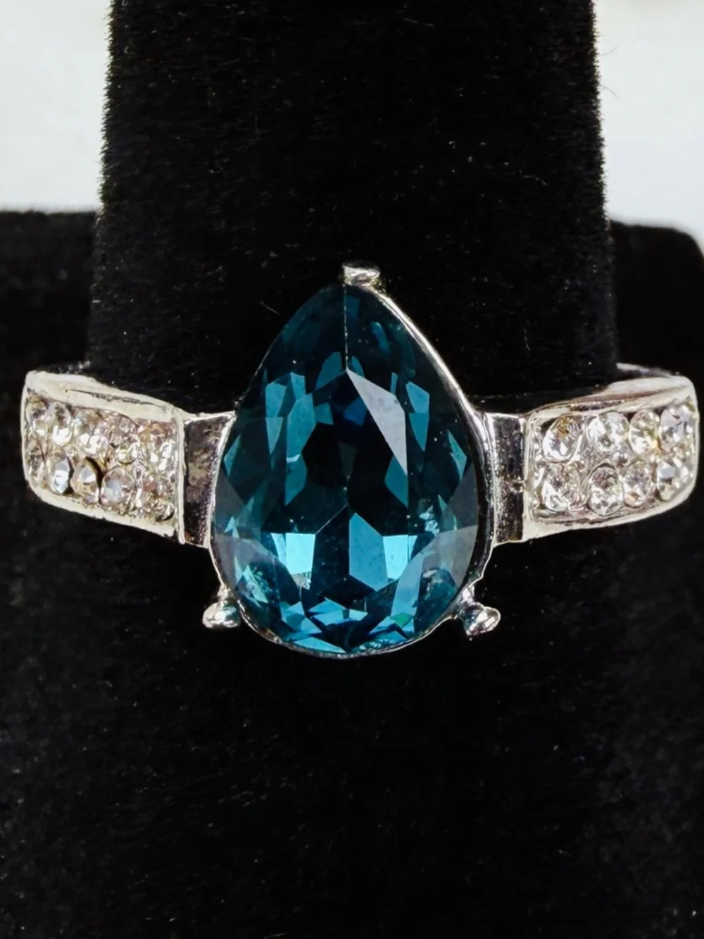 Silvertone with bling costume pear-shaped center ring size 7 3/4